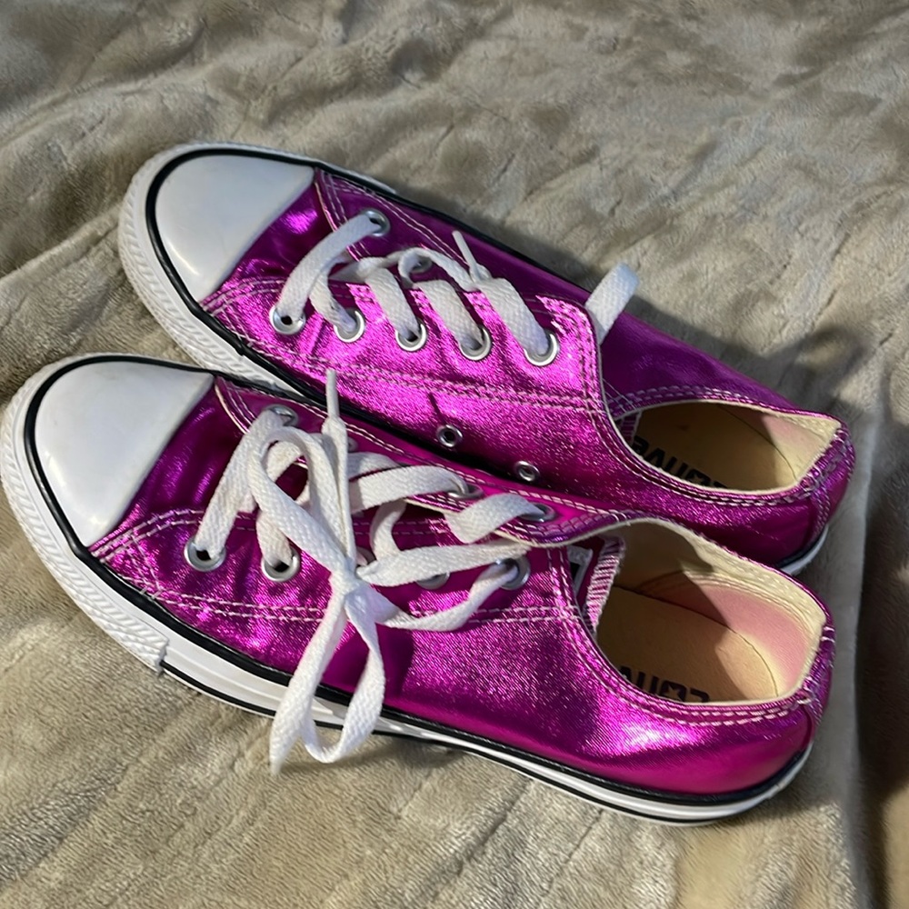 Maybe worn 1x pink metallic converse all star sneakers.